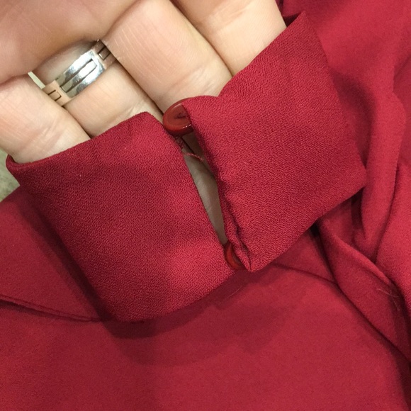 Gorgeous burgundy flowy top - Picture 5 of 8